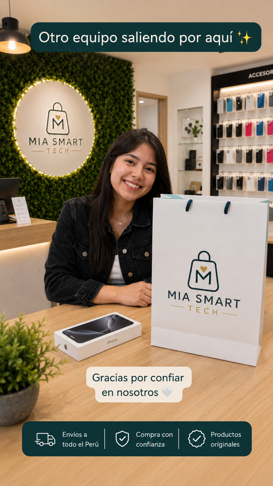Clienta sonriente con su iPhone y bolsa de MIA SMART TECH en la tienda